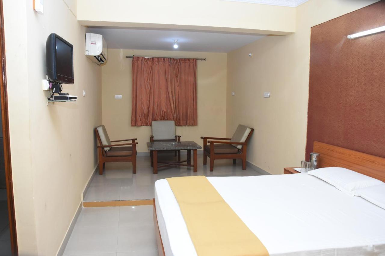 העיר בנגלור Hotel Surya Residency Majestic מראה חיצוני תמונה