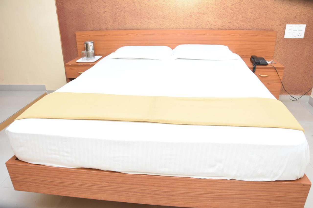 העיר בנגלור Hotel Surya Residency Majestic מראה חיצוני תמונה