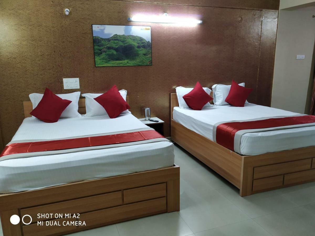 העיר בנגלור Hotel Surya Residency Majestic מראה חיצוני תמונה